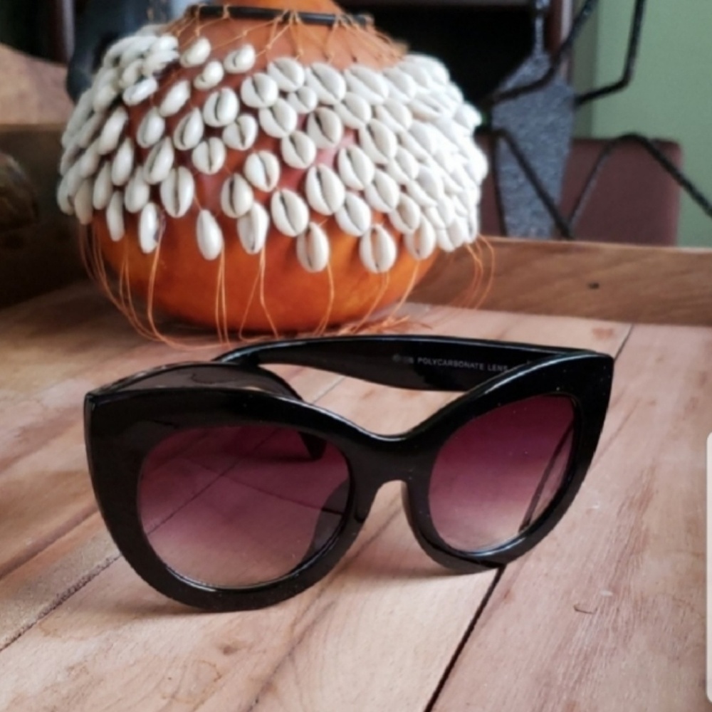 Black Oversize Cateye Sunnies - Picture 3 of 4